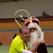 Nooit te oud om de Sint te knuffelen